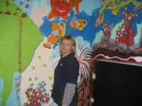 Centrum zabaw dla dzieci artystka malarka przy pracy